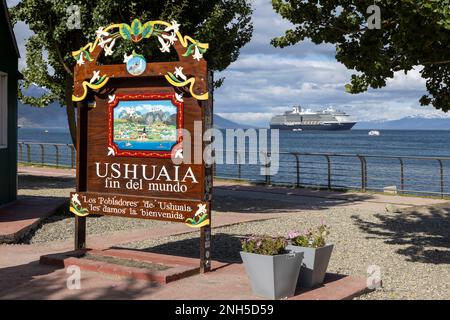 Berühmtes hölzernes, verziertes Willkommensschild mit der Aufschrift „USHUAIA fin del mundo“ im Hafen von Ushuaia, Tierra del Fuego in Argentinien, Südamerika Stockfoto