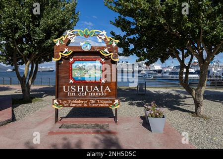 Berühmtes hölzernes, verziertes Willkommensschild mit der Aufschrift „USHUAIA fin del mundo“ im Hafen von Ushuaia, Tierra del Fuego in Argentinien, Südamerika Stockfoto