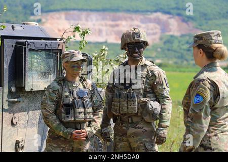 USA Armeekapitän Charley Falletta (links), der kommandierende Offizier, und Staff Sergeant Zachary Stubbs, ein Spezialist für die Feuerwehr, der 1. Staffel, des 91. Kavallerie-Regiments, der 173. Luftwaffenbrigade und der Brigade. General Pamela L. McGaha (links), Befehlshaber des NATO-Hauptquartiers Sarajevo, erörtert am 17. Juli 2022 in Kasarna Manjaca, Dobrnja, Bosnien-Herzegowina, Ausbildungspläne. Wächter, die der State Medical Detachment und dem 1-169. Aviation Regiment, Maryland Army National Guard zugeteilt sind, ausgebildet neben aktiven Soldaten der 1. Staffel, 91. Kavallerie-Regiment, 173. Luftwaffe, 12. Kampfluftfahrt Stockfoto