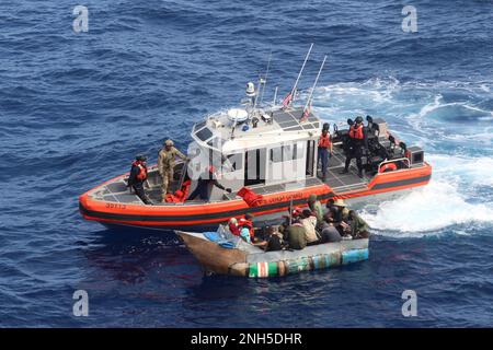 Küstenwache Cutter James' Crew hielt dieses unsichere, behelfsmäßige Schiff davon ab, illegal in die Vereinigten Staaten zu gelangen, etwa 20 Meilen westlich von Cay Sal, Bahamas, 17. Februar 2023. Die Menschen wurden am 20. Februar 2023 in ihre Heimat zurückgeführt. (USA Foto der Küstenwache von Cutter James' Crew) Stockfoto