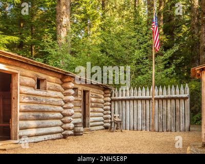 Rekonstruierte Gebäude, Fort Clatsop National Memorial bei Astoria, Oregon. Stockfoto