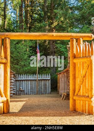 Rekonstruierte Gebäude, Fort Clatsop National Memorial bei Astoria, Oregon. Stockfoto