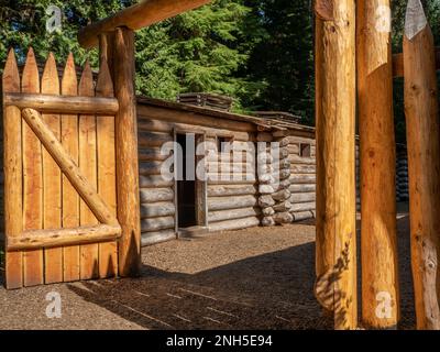 Rekonstruierte Gebäude, Fort Clatsop National Memorial bei Astoria, Oregon. Stockfoto