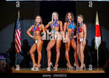 Die Bikinikonkurrenten der Frauen posieren für ein Gruppenfoto beim Far East Bodybuilding Competition 2022 im Camp Foster Base Theater in Okinawa, Japan, 17. Juli 2022. Seit 23 Jahren veranstaltet Marine Corps Community Services den Wettbewerb, um die harte Arbeit, den Einsatz und die Ausdauer der besten Aufbauhersteller im Pazifik zu zeigen. In einer Vielzahl von Kategorien, die unter Figur, Körperbau und Bodybuilding fallen, werden Wettbewerber nach Muskelsymmetrie, Größe, Definition und Gesamtfluss ihrer Posen-Routinen beurteilt. MCIPAC, Marine Corps Installations Pacific, USA Marine Corps, USMC, Stockfoto