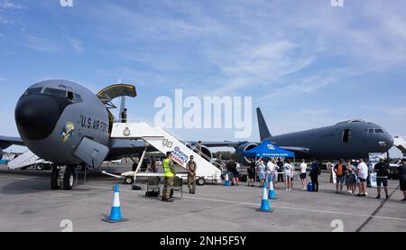 Zwei KC-135 Stratotanker, die dem 100. Air Tanken Flügel zugewiesen sind, sind ausgestellt, da Flugzeugfans eine Führung im Inneren des Royal International Air Tattoo in Fairford, England, am 17. Juli 2022 machen dürfen. RIAT bietet eine Chance für die USA Luftwaffe und USA Luftwaffe in Europa, um die Beziehungen zu stärken und die Interoperabilität mit Partnerländern aus der ganzen Welt zu demonstrieren. Stockfoto