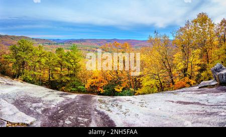 Malerischer Blick vom Stone Mountain in North Carolina im Herbst Stockfoto