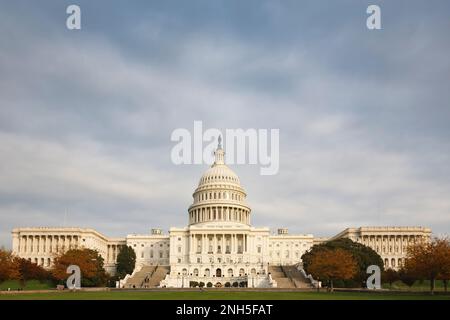 WASHINGTON, DC - 12. November 2007. Kapitolgebäude der Vereinigten Staaten bei Sonnenuntergang im Herbst, mit blauem Himmel und Kopierraum. Capitol Hill, Washington D.C. Stockfoto