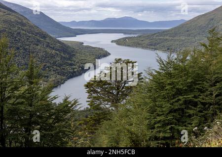 Blick vom Paso Garibaldi in der Nähe von Ushuaia bis zum Lago Escondido in Tierra del Fuego, Argentinien, Südamerika Stockfoto