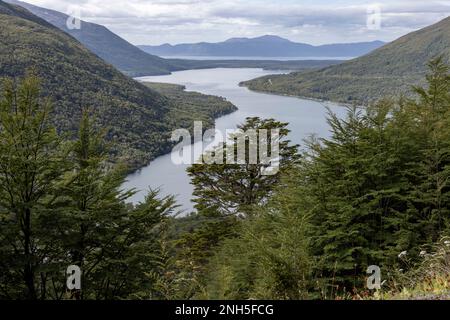 Blick vom Paso Garibaldi in der Nähe von Ushuaia bis zum Lago Escondido in Tierra del Fuego, Argentinien, Südamerika Stockfoto