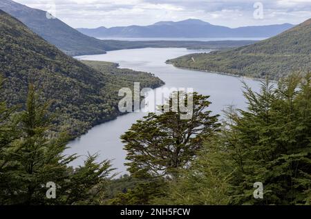 Blick vom Paso Garibaldi in der Nähe von Ushuaia bis zum Lago Escondido in Tierra del Fuego, Argentinien, Südamerika Stockfoto