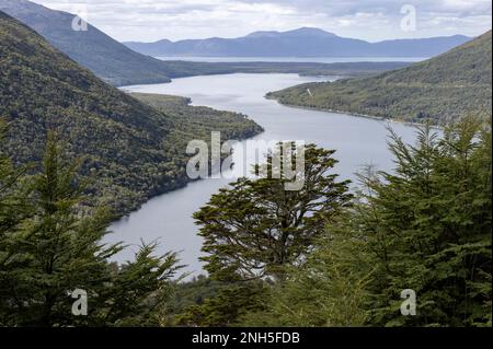 Blick vom Paso Garibaldi in der Nähe von Ushuaia bis zum Lago Escondido in Tierra del Fuego, Argentinien, Südamerika Stockfoto