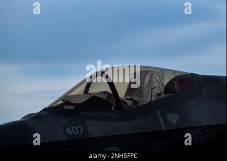 EIN US-AMERIKANISCHER Navy F-35C Lightning II, zugewiesen zum Strike Fighter Squadron 147, Naval Air Station Lemoore, Kalifornien, parkt auf der Wartungslinie während Red Flag-Nellis 22-3 am Nellis Air Force Base, Nevada, 12. Juli 2022. Die F-35C Lightning II der 5. Generation integriert fortschrittliche Tarntechnologie in ein äußerst agiles, Überschallflugzeug, das dem Piloten ein nie dagewesenes Situationsbewusstsein sowie eine unübertroffene Letalität und Überlebensfähigkeit bietet. Stockfoto