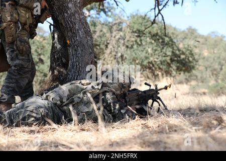 USA Soldaten der Bravo Kompanie zugeteilt, 1. Bataillon, 23. Infanterie-Regiment, 2. Stryker-Brigaden-Kampfteam, 2. Infanterie-Division, bietet Basisfeuer, um ein Flankiermanöver gegen Alpha-Kompanie abzudecken, 1. Bataillon, 297. Infanterie-Regiment, 29. Infanteriebrigade Kampfteam aus Alaska als gegnerische Kräfte während des XCTC-Programms (Exportable Combat Training Capability) in Camp Roberts, Kalifornien, 17. Juli 2022. XCTC konzentriert sich auf vollständig instrumentelle und realistische kollektive Schulungen, um die Kenntnisse auf Platoon- und Unternehmensebene zu zertifizieren. Stockfoto