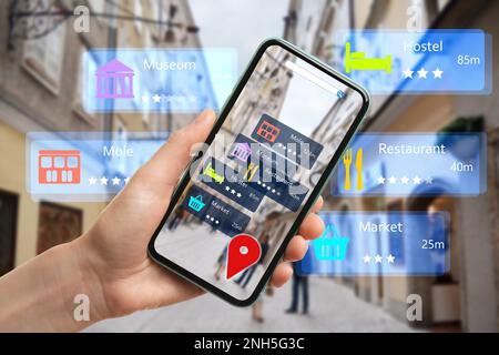 Tourist nutzt die Online-Guide-Anwendung auf dem Smartphone für die Navigation in der Stadt, Nahaufnahme. Augmented-Reality-Informationstechnologie Stockfoto