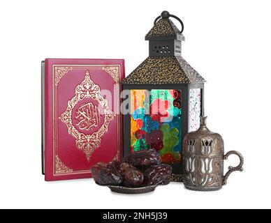 Dekorative arabische Laterne, Koran, Datteln und Kaffee auf weißem Hintergrund Stockfoto