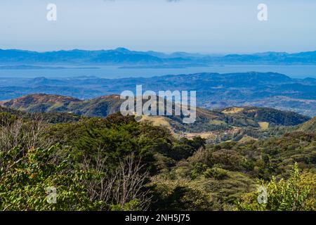 Blick von den Hügeln über dem Monteverde Cloud Forest in Richtung Pazifik Stockfoto