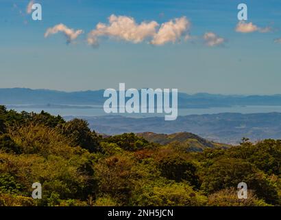 Blick von den Hügeln über dem Monteverde Cloud Forest in Richtung Pazifik Stockfoto