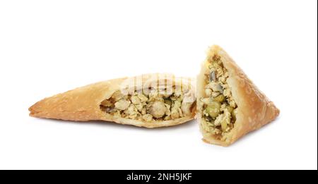 Frisch geschnittene knusprige Samosa auf weißem Hintergrund Stockfoto