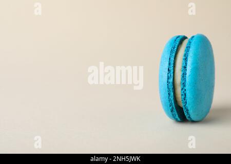 Köstliche hellblaue Makronen auf beigefarbenem Hintergrund. Platz für Text Stockfoto