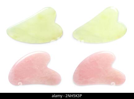 Gua-Sha-Werkzeuge aus Jade und Rosenquarz auf weißem Hintergrund, Draufsicht. Collage Stockfoto