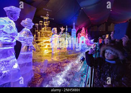 St. Petersburg, Russland. 19. Februar 2023. Das Ice Skulptures Festival in St. Petersburg, Russland, am 19. Februar 2023. Das Festival findet hier vom 15. Februar bis 2. März statt. Kredit: Irina Motina/Xinhua/Alamy Live News Stockfoto