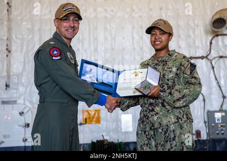 Hospital Corpsman 3. Class Malacia Ashford, aus Columbia, South Carolina, ein Zahntechniker, der der medizinischen Abteilung von USS Gerald R. Ford (CVN 78) zugewiesen ist, erhält während der Sicherheitsüberprüfung im Sommer am 18. Juli 2022 von Kapitän Paul Lanzilotta, kommandierender Offizier von Ford, eine Ehrenmedaille für die Marine und das Marine Corps. Ashford leistete erste Hilfe durch das heimlich-Manöver an einem Matrosen, der erstickte und Atembeschwerden hatte. Ford liegt im Hafen am Marinestützpunkt Norfolk und bereitet sich auf die nächste Etappe vor. Stockfoto