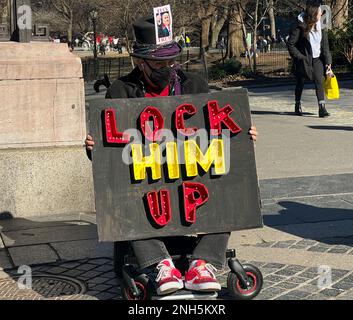 New York City, Usa. 20. Februar 2022. Dutzende Demonstranten versammelten sich vor dem Trump Tower in Columbus Circle, New York City mit Anti-Trump-Bannern und -Schildern der Regierung. Kredit: Ryan Rahman/Alamy Live News Stockfoto