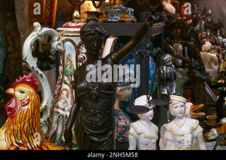 Bronzestatue von Lady Justice zum Verkauf auf einem Flohmarkt in Paris. Stockfoto