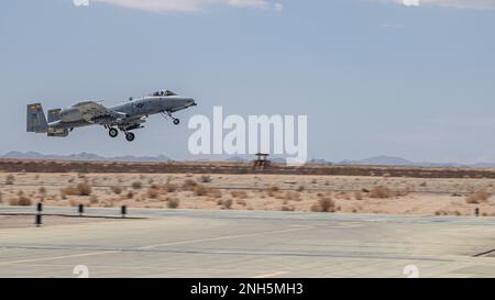 Ein A-10 Warthog-Kampfpilot mit 357. Kampfgeschwader, 355. Kampfflug, startet, nachdem er am 18. Juli 2022 Treibstoff vom Marine Wing Support Squadron (MWSS) 473 im Marine Corps Air-Ground Combat Center, Twentynine Palms, Kalifornien, erhalten hat. Piloten der 357. Kampfstaffel landeten in Camp Wilson, um sich für die Landung auf unverbessertem Boden zu qualifizieren, und gaben Marines von MWSS-473 einen Einführungsbrief. Stockfoto