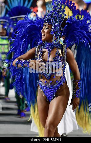 Rio De Janeiro, Brasilien. 20. Februar 2023. RJ - Rio de Janeiro - 02/20/2023 - KARNEVAL RIO 2023, BESONDERE GRUPPENPARADE - Mayara Lima Königin der Trommeln von der Paraiso do Tuiuti Samba Schule während einer Präsentation in der Parade der Sondergruppe von Rio de Janeiro im Marques de Sapucai Sambadrome (20). Foto: Thiago Ribeiro/AGIF/Sipa USA Guthaben: SIPA USA/Alamy Live News Stockfoto