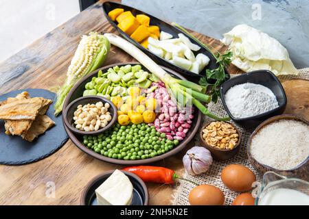 Zutaten für die Zubereitung von Fanesca neben einem Fenster Stockfoto