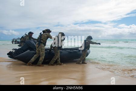 220718-N-HB628-1018 BÄLGE AIR FORCE STATION, Hawaii (18. Juli 2022) mexikanische Naval Infantry Marines starten Kampfgummiraketen für eine amphibische Übung während Rim of the Pacific (RIMPAC) 2022. Von Juni 29 bis August 4 nehmen an der RIMPAC 25.000 Nationen, 38 Schiffe, vier U-Boote, mehr als 170 Flugzeuge und Mitarbeiter auf und um die hawaiianischen Inseln und Südkalifornien Teil. RIMPAC ist die weltweit größte internationale Seefahrt-Übung und bietet eine einzigartige Ausbildungsmöglichkeit. Gleichzeitig werden kooperative Beziehungen zwischen Teilnehmern gefördert und aufrechterhalten, die für die ensuri-Aktivität von entscheidender Bedeutung sind Stockfoto