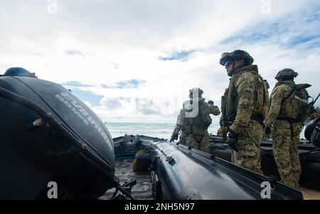 220718-N-HB628-1017 BÄLGE AIR FORCE STATION, Hawaii (18. Juli 2022) mexikanische Naval Infanterie Marines bereiten sich während einer Amphibienübung während Rim of the Pacific (RIMPAC) 2022 am 18. Juli auf den Start von Kampfgummiraketen vor. Von Juni 29 bis August 4 nehmen an der RIMPAC 25.000 Nationen, 38 Schiffe, vier U-Boote, mehr als 170 Flugzeuge und Mitarbeiter auf und um die hawaiianischen Inseln und Südkalifornien Teil. RIMPAC ist die weltweit größte internationale Seefahrt-Übung und bietet eine einzigartige Ausbildungsmöglichkeit, während es gleichzeitig die kooperativen Beziehungen zwischen den Teilnehmern fördert und aufrechterhält Stockfoto