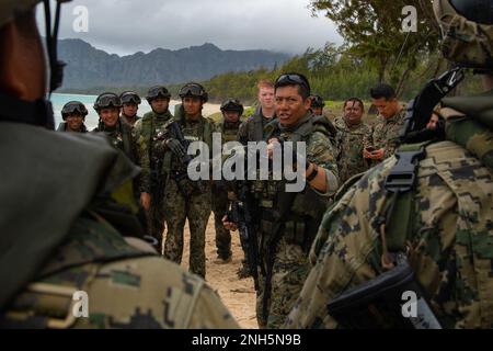 220718-N-HB628-1051 BALLOWS AIR FORCE STATION, Hawaii (18. Juli 2022) Mexikanischer Naval Infanterie Capt. Isai Fernandez informiert sein Team während des Amphibieneinsatztrainings mit den USA Marine Corps am Bellows Beach während Rim of the Pacific (RIMPAC) 2022. Von Juni 29 bis August 4 nehmen an der RIMPAC 25.000 Nationen, 38 Schiffe, vier U-Boote, mehr als 170 Flugzeuge und Mitarbeiter auf und um die hawaiianischen Inseln und Südkalifornien Teil. RIMPAC ist die weltweit größte internationale Seefahrt-Übung und bietet eine einzigartige Ausbildungsmöglichkeit bei gleichzeitiger Förderung und Aufrechterhaltung der Zusammenarbeit RE Stockfoto