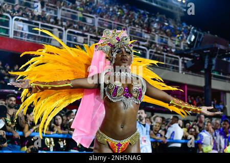 Rio De Janeiro, Brasilien. 20. Februar 2023. RJ - Rio de Janeiro - 02/20/2023 - KARNEVAL RIO 2023, BESONDERE GRUPPENPARADE - Mitglieder der Paraiso do Tuiuti Samba Schule während einer Präsentation in der Parade der Sondergruppe in Rio de Janeiro im Marques de Sapucai Sambadrome am Montag (20) . Foto: Thiago Ribeiro/AGIF/Sipa USA Guthaben: SIPA USA/Alamy Live News Stockfoto