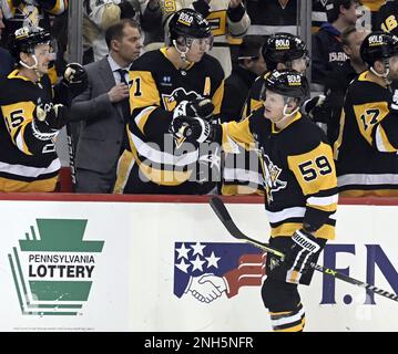 Pittsburgh, Usa. 20. Februar 2023. Pittsburgh Penguins Defenseman Kris Letang (58) trifft in der ersten Periode gegen die New York Islanders in der PPG Paints Arena in Pittsburgh am Montag, den 20. Februar 2023. Foto: Archie Carpenter/UPI Credit: UPI/Alamy Live News Stockfoto