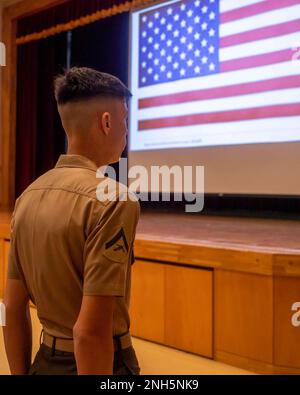 USA Yusuf Azarov, ein Kraftfahrzeugbetreiber bei Headquarters Company, 4. Marine Regiment, 3. Marine Division, ursprünglich aus Russland, rezitiert das Versprechen der Allegianz während einer Einbürgerungszeremonie im Camp Foster Community Center in Camp Foster, Okinawa, Japan, am 18. Juli 2022. Insgesamt haben 33 US-Militärangehörige und Mitarbeiter des Status of Forces Agreement aus 17 Ländern den Eid der Allegianz geschworen und ihre Einbürgerungszertifikate erhalten, um US-Bürger zu werden. Einbürgerung ist der Prozess, durch den einem ausländischen Bürger die US-Staatsbürgerschaft verliehen wird Stockfoto