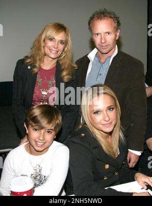 Jansen Panettiere, Schauspieler und Bruder von Hayden Panettiere, starb plötzlich nach einem Kampf mit schrecklicher Angst und Depression im Alter von 28 Jahren am 19. Februar 2023 in New York 17. November 2007 New York City, NY Hayden Panettiere mit ihrer Mutter Leslie Panettiere, Vater Skip Panettiere und Bruder Jansen Panettiere Big Apple National Comic Book Convention im Penn Plaza Pavillion © Steven Bergman / AFF-USA.com Stockfoto