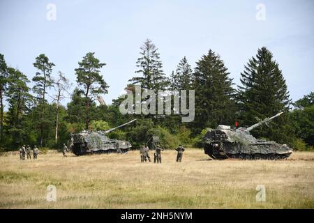 Deutsche Soldaten, die Artilleriebataillon 131 zugewiesen wurden, warten auf Feuereinsätze in der Nähe der Haubitzen Panzer 2000 während der Übung Dynamic Front 22 (DF22) auf dem Trainingsgelände Grafenwoehr, Deutschland, 18. Juli 2022. DF22, angeführt vom 56. Artillery Command und den USA Army Europe and Africa Directed ist die führende von den USA geführte, von den NATO-Alliierten und -Partnern integrierte Feuerübung im europäischen Theater, die sich auf die Interoperabilität von Bränden und die Verbesserung der Bereitschaft, der Letalität und der Interoperabilität in den Bereichen Mensch, Verfahren und Technik konzentriert. Stockfoto