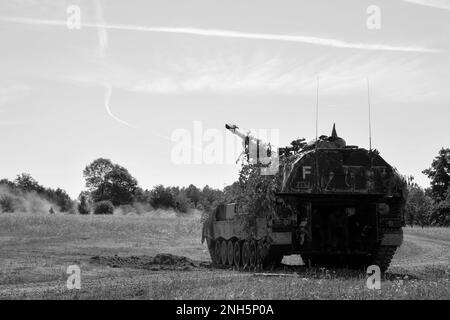 Deutsche Soldaten, die Artilleriebataillon 131 zugeteilt wurden, sitzen in einem Panzer 2000 Howitzer während der Übung Dynamic Front 22 (DF22) auf dem Grafenwoehr Trainingsgelände, Deutschland, 18. Juli 2022. DF22, angeführt vom 56. Artillery Command und den USA Army Europe and Africa Directed ist die führende von den USA geführte, von den NATO-Alliierten und -Partnern integrierte Feuerübung im europäischen Theater, die sich auf die Interoperabilität von Bränden und die Verbesserung der Bereitschaft, der Letalität und der Interoperabilität in den Bereichen Mensch, Verfahren und Technik konzentriert. Stockfoto