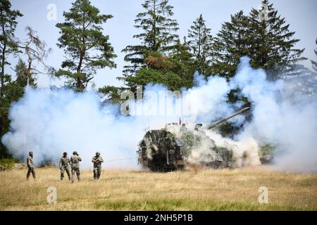 Deutsche Soldaten, die Artilleriebataillon 131 Feuerwaffen aus einem Panzer 2000-Haubitzen während der Übung Dynamic Front 22 (DF22) im Trainingsgelände Grafenwoehr, Deutschland, 18. Juli 2022 zugeteilt wurden. DF22, angeführt vom 56. Artillery Command und den USA Army Europe and Africa Directed ist die führende von den USA geführte, von den NATO-Alliierten und -Partnern integrierte Feuerübung im europäischen Theater, die sich auf die Interoperabilität von Bränden und die Verbesserung der Bereitschaft, der Letalität und der Interoperabilität in den Bereichen Mensch, Verfahren und Technik konzentriert. Stockfoto