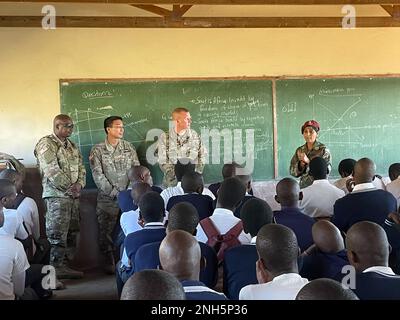 Soldaten der New York Army National Guard, der USA Armeereserven und die südafrikanische nationale Verteidigungskräfte sprechen mit Studenten der Khanyiselisizwe High School für den Nelson Mandela International Day am 18. Juli 2022. Die USA Soldaten sind für Shared Accord da, eine halbjährliche Schulungsveranstaltung zur Verbesserung der operativen Fähigkeiten und der Partnerschaft zwischen den Vereinigten Staaten und Südafrika. Anmerkung: Die Khanyiselisizwe High School erlaubte es freundlicherweise, während der Aktivitäten des Mandela Day Fotos zu machen, und gab ihre Zustimmung zu ihrer Veröffentlichung. Stockfoto