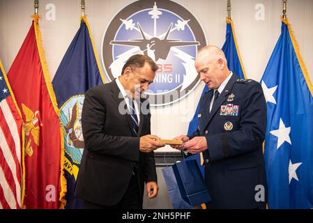 CRYSTAL CITY, VA. (18. Juli 2022) – Generalleutnant Michael Schmidt (rechts), Program Executive Officer des Joint Program Office F-35 Lightning II, präsentiert dem griechischen Verteidigungsminister während eines Besuchs in Arlington, VA, ein Dankeschön. Das F-35 Joint Program Office ist der Schwerpunkt des Verteidigungsministeriums für die 5. Generation der Kampfflugzeuge für die Marine, Luftwaffe, Marines und unsere Verbündeten. Die F-35 ist das beste Waffensystem der 5. Generation. Die Fähigkeit, Daten zu sammeln, zu analysieren und gemeinsam zu nutzen, ist ein Multiplikator, der alle Ressourcen im Kampfraum verbessert: Mit Stockfoto