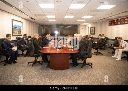 CRYSTAL CITY, VA. (18. Juli 2022) – Generalleutnant Michael Schmidt, Program Executive Officer des Joint Program Office F-35 Lightning II, trifft sich während eines Besuchs in Arlington, VA, mit dem griechischen Verteidigungsminister und Mitgliedern der griechischen Delegation. Das F-35 Joint Program Office ist der Schwerpunkt des Verteidigungsministeriums für die 5. Generation der Kampfflugzeuge für die Marine, Luftwaffe, Marines und unsere Verbündeten. Die F-35 ist das beste Waffensystem der 5. Generation. Die Fähigkeit, Daten zu sammeln, zu analysieren und gemeinsam zu nutzen, ist ein Multiplikator, der alle Ressourcen im Kampfraum verbessert: wi Stockfoto