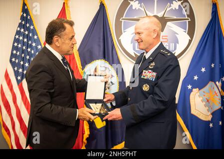 CRYSTAL CITY, VA. (18. Juli 2022) – Generalleutnant Michael Schmidt (rechts), Program Executive Officer des Joint Program Office F-35 Lightning II, nimmt während eines Besuchs in Arlington, VA, im Namen des Programms ein Dankeschön des griechischen Verteidigungsministers und der Mitglieder der griechischen Delegation an. Das F-35 Joint Program Office ist der Schwerpunkt des Verteidigungsministeriums für die 5. Generation der Kampfflugzeuge für die Marine, Luftwaffe, Marines und unsere Verbündeten. Die F-35 ist das beste Waffensystem der 5. Generation. Die Fähigkeit, Daten zu erfassen, zu analysieren und gemeinsam zu nutzen, ist eine große Herausforderung Stockfoto