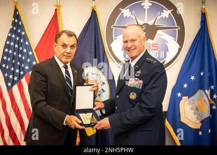 CRYSTAL CITY, VA. (18. Juli 2022) – Generalleutnant Michael Schmidt (rechts), Program Executive Officer des Joint Program Office F-35 Lightning II, nimmt während eines Besuchs in Arlington, VA, im Namen des Programms ein Dankeschön des griechischen Verteidigungsministers und der Mitglieder der griechischen Delegation an. Das F-35 Joint Program Office ist der Schwerpunkt des Verteidigungsministeriums für die 5. Generation der Kampfflugzeuge für die Marine, Luftwaffe, Marines und unsere Verbündeten. Die F-35 ist das beste Waffensystem der 5. Generation. Die Fähigkeit, Daten zu erfassen, zu analysieren und gemeinsam zu nutzen, ist eine große Herausforderung Stockfoto