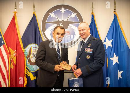 CRYSTAL CITY, VA. (18. Juli 2022) – Generalleutnant Michael Schmidt (rechts), Program Executive Officer des Joint Program Office F-35 Lightning II, präsentiert dem griechischen Verteidigungsminister während eines Besuchs in Arlington, VA, ein Dankeschön. Das F-35 Joint Program Office ist der Schwerpunkt des Verteidigungsministeriums für die 5. Generation der Kampfflugzeuge für die Marine, Luftwaffe, Marines und unsere Verbündeten. Die F-35 ist das beste Waffensystem der 5. Generation. Die Fähigkeit, Daten zu sammeln, zu analysieren und gemeinsam zu nutzen, ist ein Multiplikator, der alle Ressourcen im Kampfraum verbessert: Mit Stockfoto