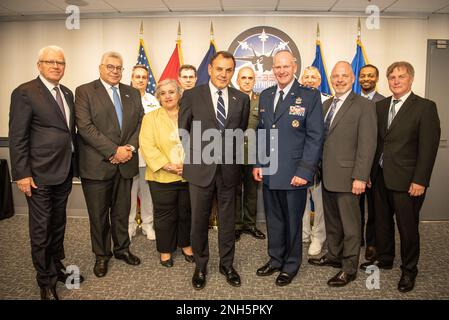 CRYSTAL CITY, VA. (18. Juli 2022) – Generalleutnant Michael Schmidt, Program Executive Officer des Joint Program Office F-35 Lightning II, trifft sich während eines Besuchs in Arlington, VA, mit dem griechischen Verteidigungsminister und Mitgliedern der griechischen Delegation. Das F-35 Joint Program Office ist der Schwerpunkt des Verteidigungsministeriums für die 5. Generation der Kampfflugzeuge für die Marine, Luftwaffe, Marines und unsere Verbündeten. Die F-35 ist das beste Waffensystem der 5. Generation. Die Fähigkeit, Daten zu sammeln, zu analysieren und gemeinsam zu nutzen, ist ein Multiplikator, der alle Ressourcen im Kampfraum verbessert: wi Stockfoto