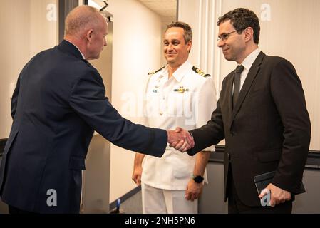 CRYSTAL CITY, VA. (18. Juli 2022) – Generalleutnant Michael Schmidt (links), Program Executive Officer des Joint Program Office F-35 Lightning II, trifft sich während eines Besuchs in Arlington, VA, mit Mitgliedern der griechischen Delegation. Das F-35 Joint Program Office ist der Schwerpunkt des Verteidigungsministeriums für die 5. Generation der Kampfflugzeuge für die Marine, Luftwaffe, Marines und unsere Verbündeten. Die F-35 ist das beste Waffensystem der 5. Generation. Die Fähigkeit, Daten zu sammeln, zu analysieren und gemeinsam zu nutzen, ist ein Multiplikator, der alle Ressourcen im Kampfraum verbessert: Mit Tarntechnologie, Advan Stockfoto