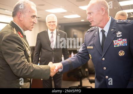 CRYSTAL CITY, VA. (18. Juli 2022) – Generalleutnant Michael Schmidt (rechts), Program Executive Officer des Joint Program Office F-35 Lightning II, trifft sich während eines Besuchs in Arlington, VA, mit Mitgliedern der griechischen Delegation. Das F-35 Joint Program Office ist der Schwerpunkt des Verteidigungsministeriums für die 5. Generation der Kampfflugzeuge für die Marine, Luftwaffe, Marines und unsere Verbündeten. Die F-35 ist das beste Waffensystem der 5. Generation. Die Fähigkeit, Daten zu sammeln, zu analysieren und gemeinsam zu nutzen, ist ein Multiplikator, der alle Ressourcen im Kampfraum verbessert: Mit Tarntechnologie, adva Stockfoto